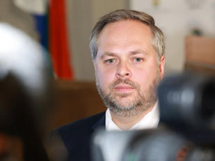 Keniane, nie Amerikaanse amptenare, is in aanhouding