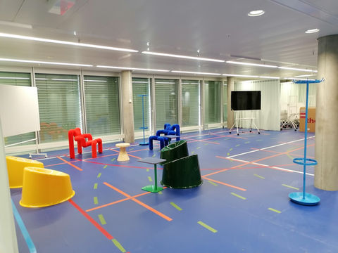 À la demande de Dimanche showroom SA
Réception de mobilier in situ - Stockage - Montage de mobilier - Suivi de travaux - Aménagement d'espace selon plans - évacuation des déchets liés au déballage du mobilier