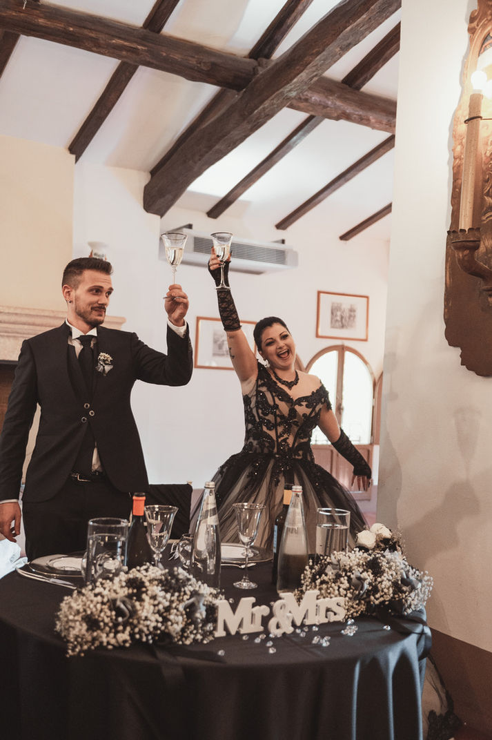 Cinzia e Jonathan brindano durante il ricevimento del loro matrimonio a Villa Lazzari