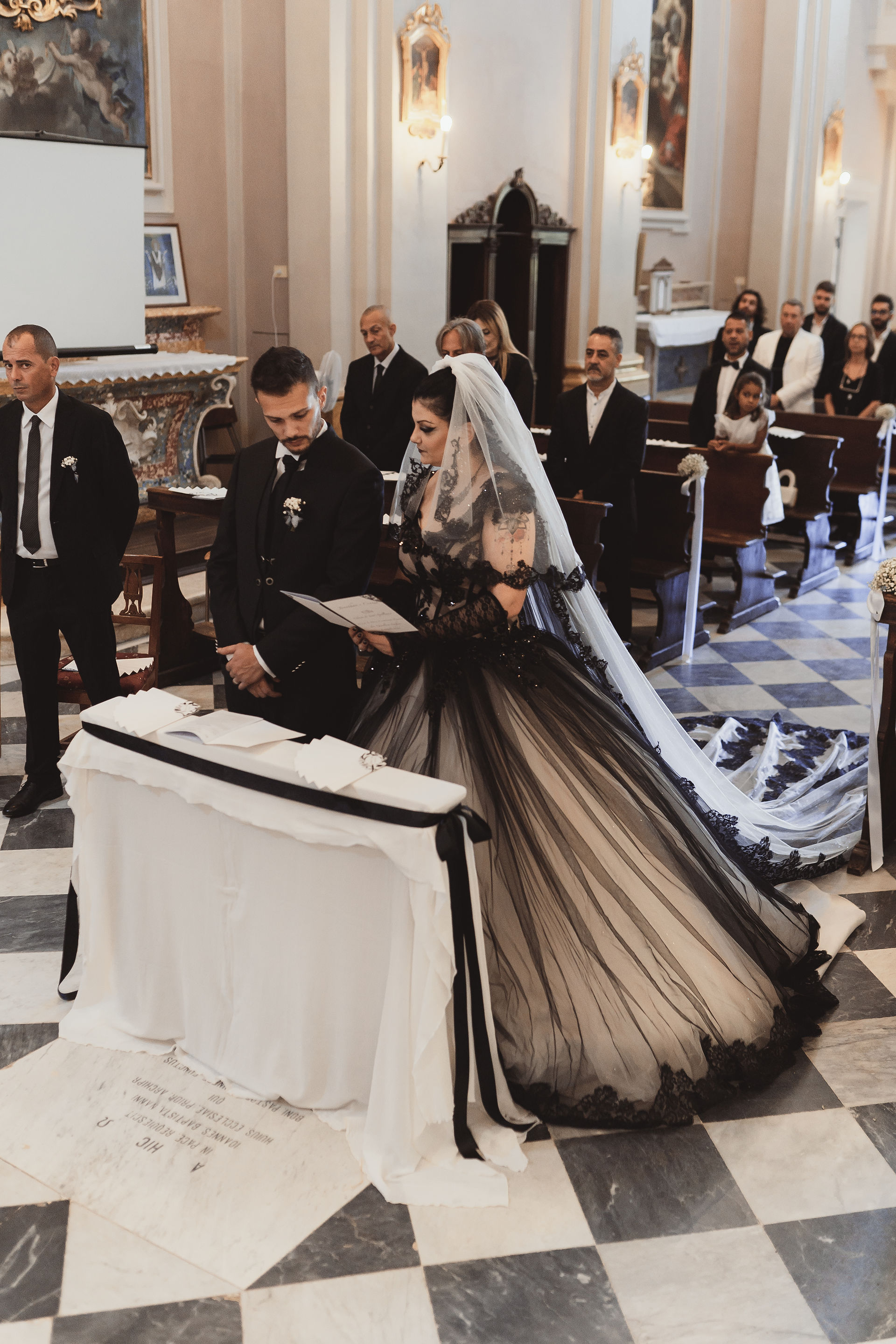 Dress code Black and White for Italian destination weddings for international couples
