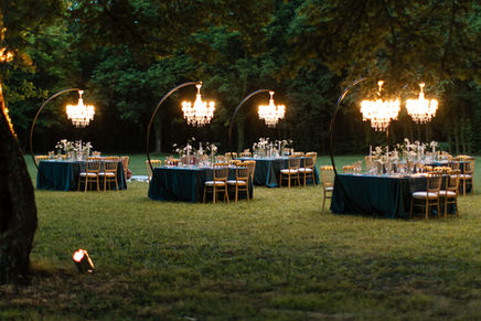 Refined wedding table setting with hanging chandeliers in Italy
Luxury outdoor reception setup by Neroli Eventi
