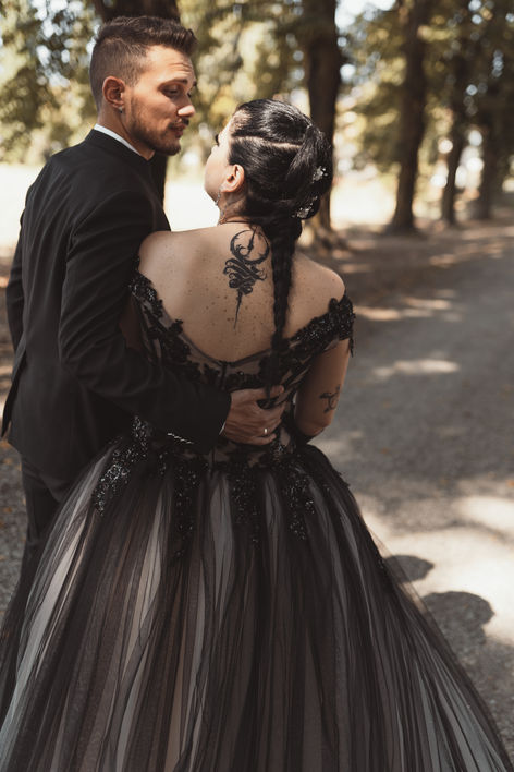Cinzia e Jonathan insieme nel parco di Villa Lazzari durante il loro matrimonio Black & White a Bologna