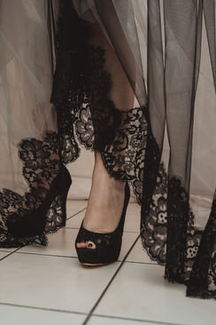 Scarpe nere in pizzo e dettagli dell’abito da sposa Black & White di Cinzia