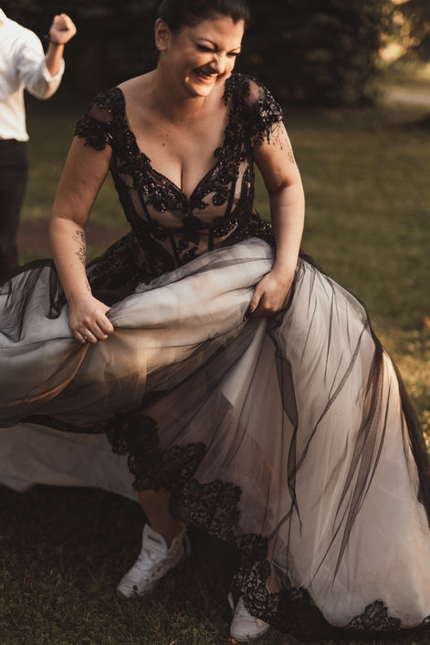 Cinzia sorride e si diverte indossando il suo scenografico abito da sposa nero e avorio