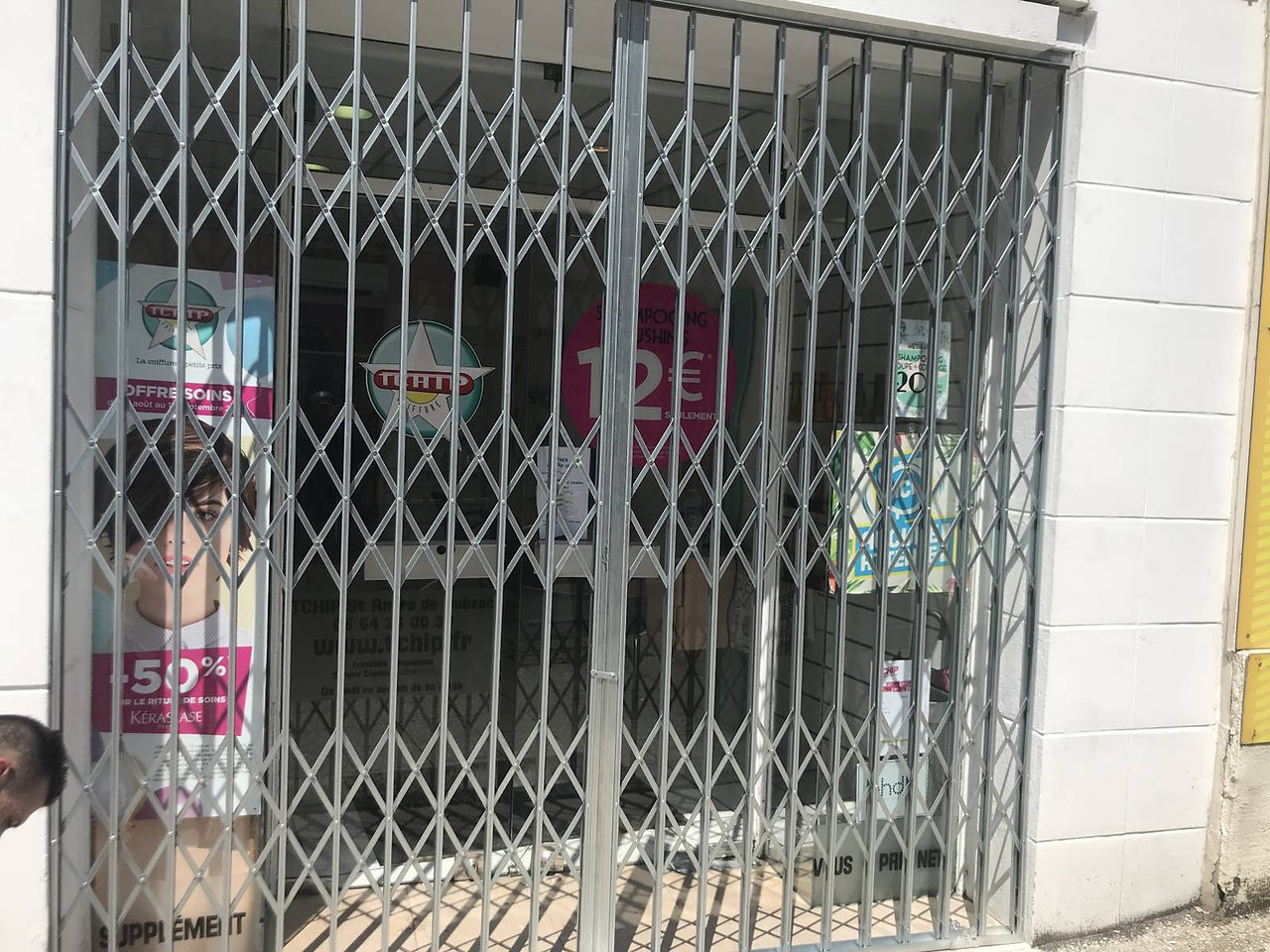 grille accordéon pour protéger une vitrine