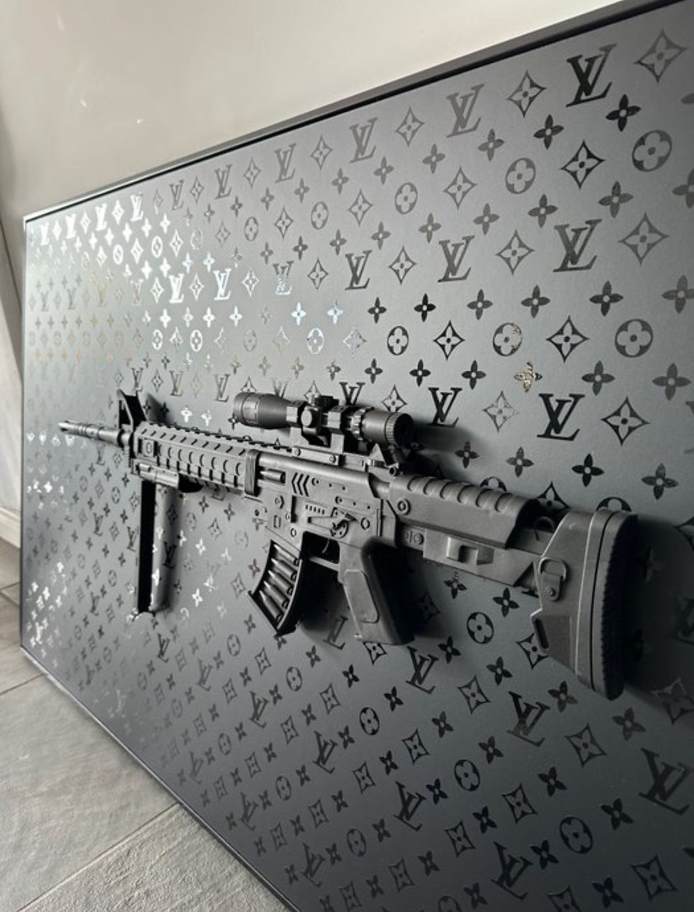 Miniature : Deluxe Art – Louis Vuitton Black Gun • XL