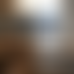 Imagem de uma mesa de computador bagunçada com muitos ícones e janelas abertas, contrastando com uma mesa organizada e minimalista.