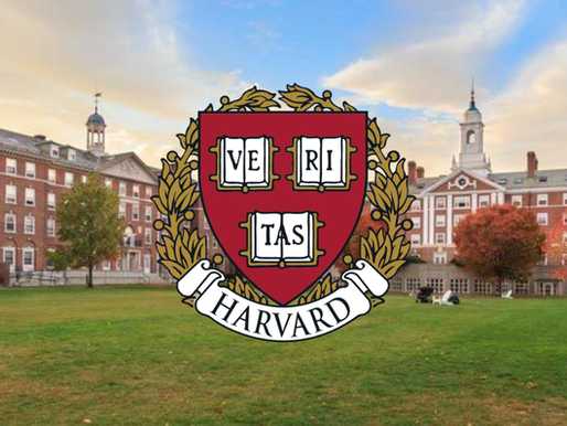 frente da universidade de harvd com seu brasão