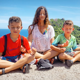 דריה איל וילדיה יושבים למדיטציה