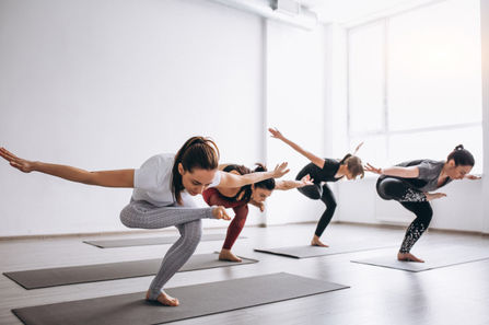 תרגול יוגה קבוצתי