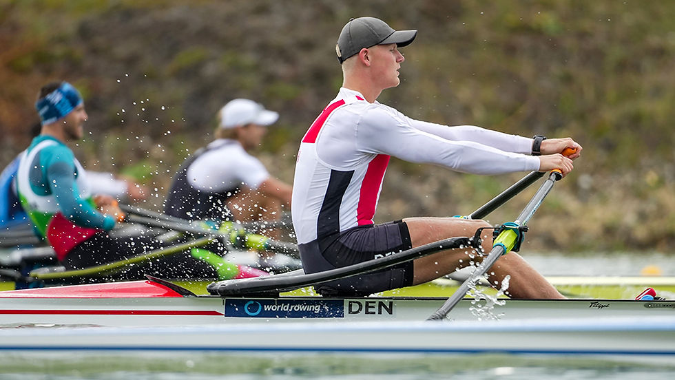 Bastian Bruunsgaard Secher fra M1x-kvartfinalen ved VM 2022 i Tjekkiet. Foto: Balint Czucz Photography.