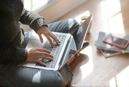woman-sitting-on-the-floor-using-laptop-
