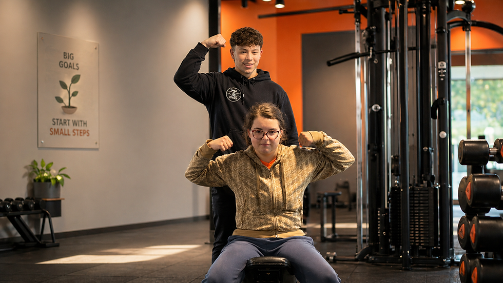 Jongere met autisme of LVB verkent samen met een rustige begeleider stap voor stap een nieuwe activiteit in een veilige en prikkelarme setting.