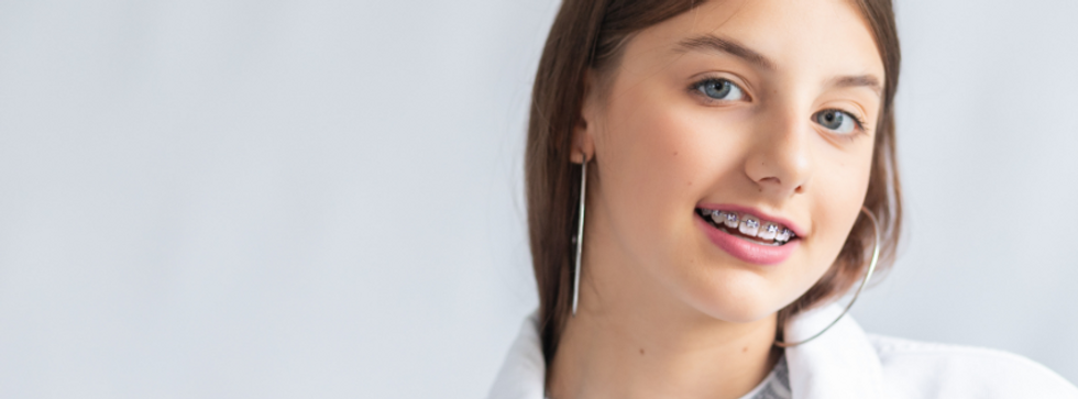 Joven con Brackets Metalicos