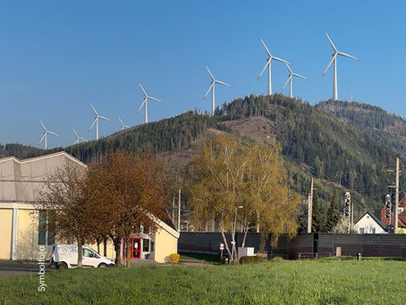 Windräder am Bergrücken bei St. Michael in Obersteiermark