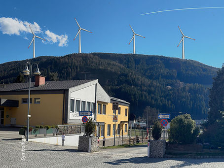 Windräder am Bergrücken hinter der Volksschule Traboch