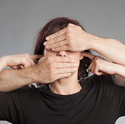 אישה בונה ביטחון עצמי ומשתחררת מהפחד מדעות של אחרים, תהליך של צמיחה אישית והגשמה עצמית