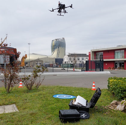Drone DJI matrice 300 devant la cité du vin de bordeaux. Entreprise R3Drone