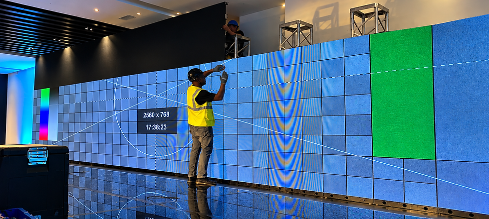 Instalación LED con trabajador protegido.png