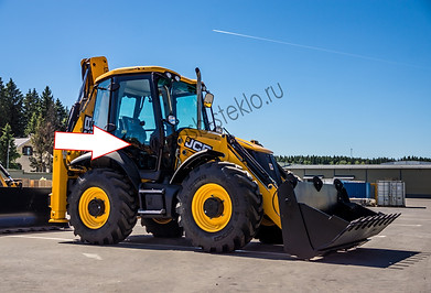 Стекло дверное правое нижнее Экскаватор-погрузчик Jcb 3cx-4cх 2015 .