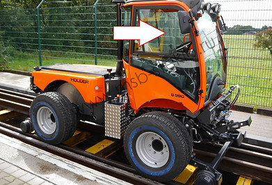 Стекло дверное правое подвижное коммунальная машина Holder M480