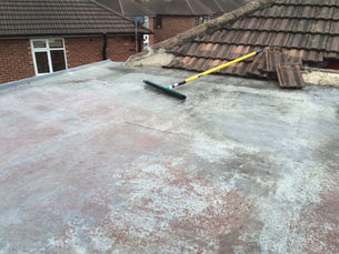 Signs That Your Flat Roof Is In Need Of Maintenance