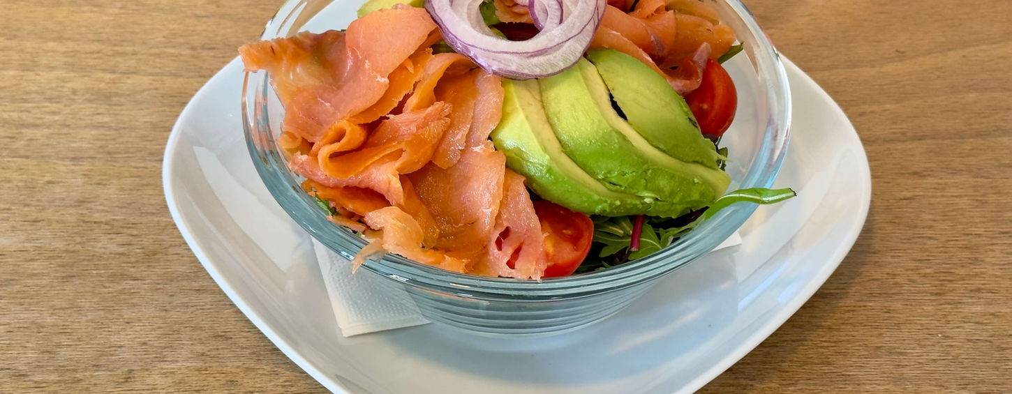 Italienischer Baby Mix mit geräuchertem Lachs & Avocado (D,M,N,O)