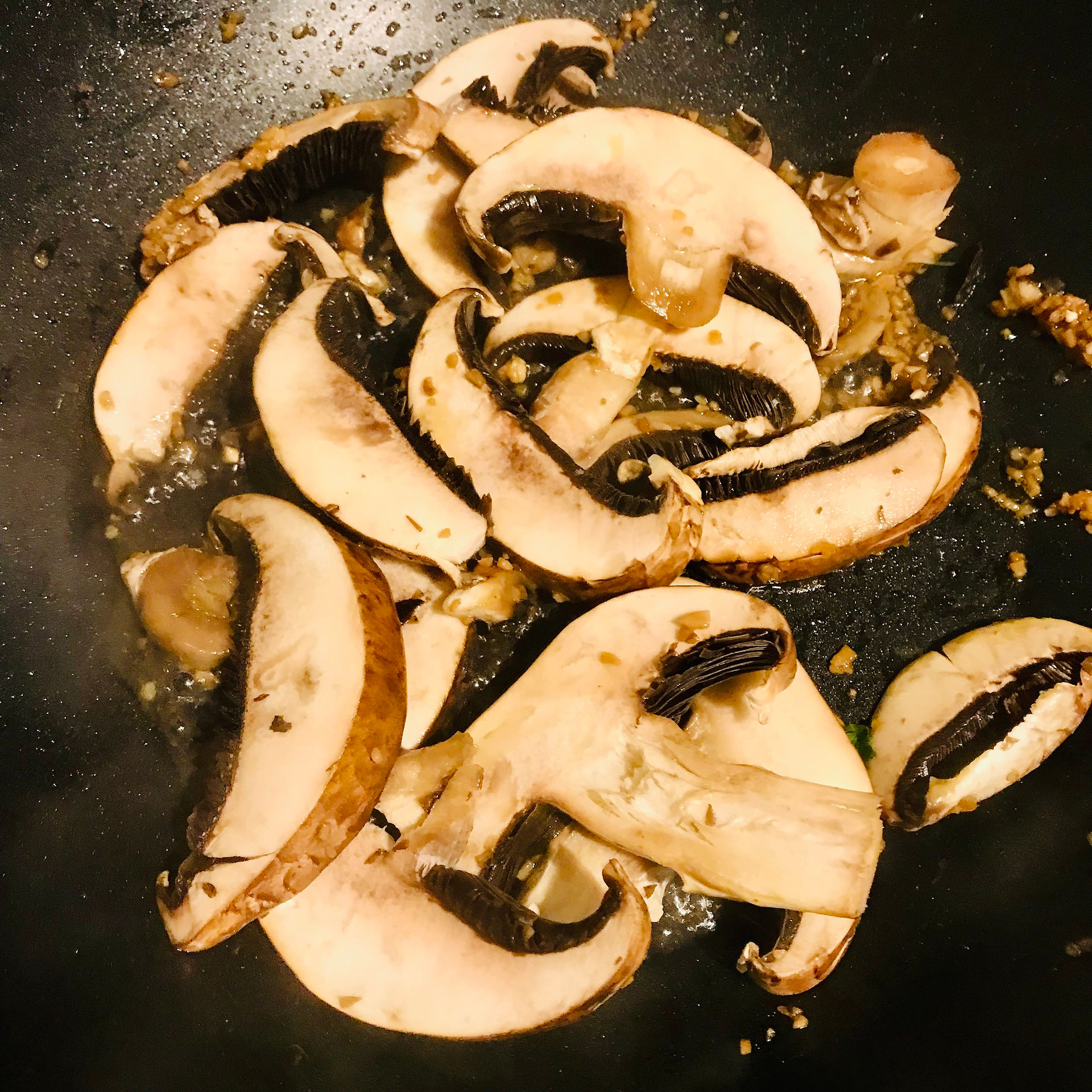 As soon as the garlic begins to sizzle, add the mushroom and mix in