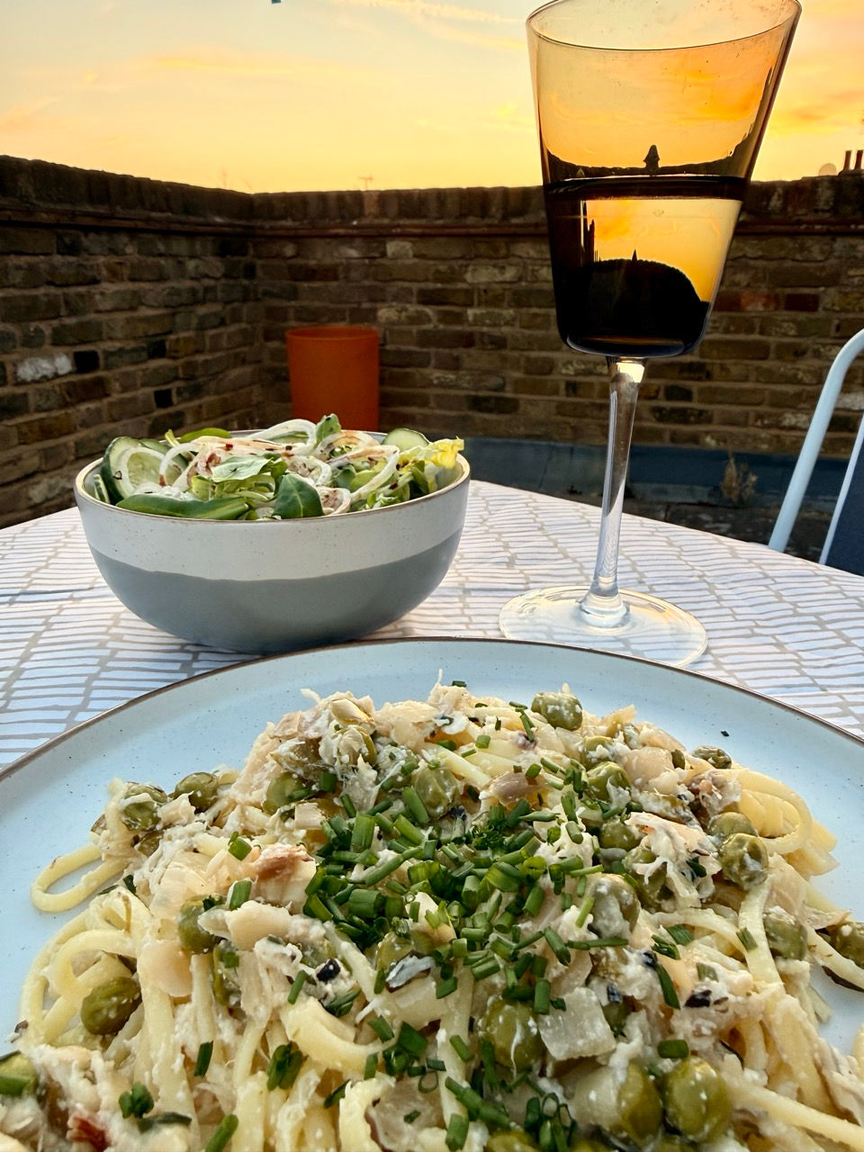 Linguine with crab, peas and lemon
