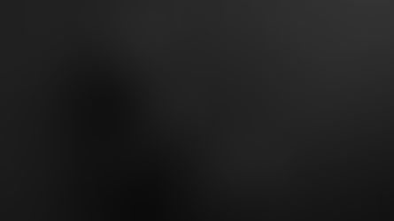 Sportliche Frau macht Tanzpose an der Wand im Contemporary Style