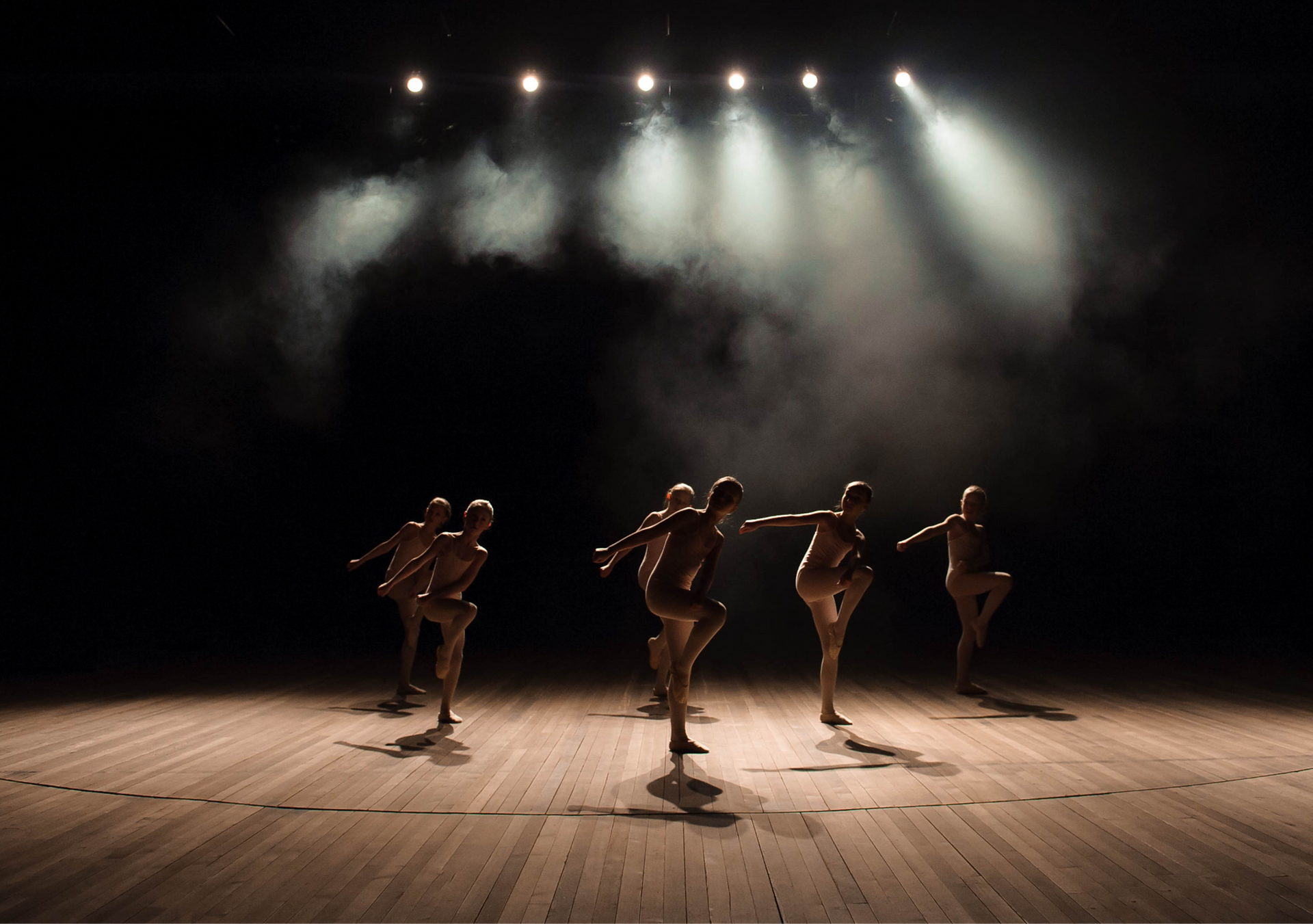 Tanzperformance Auftritt auf der Bühne mit sechs Contemporary Tänzerinnen