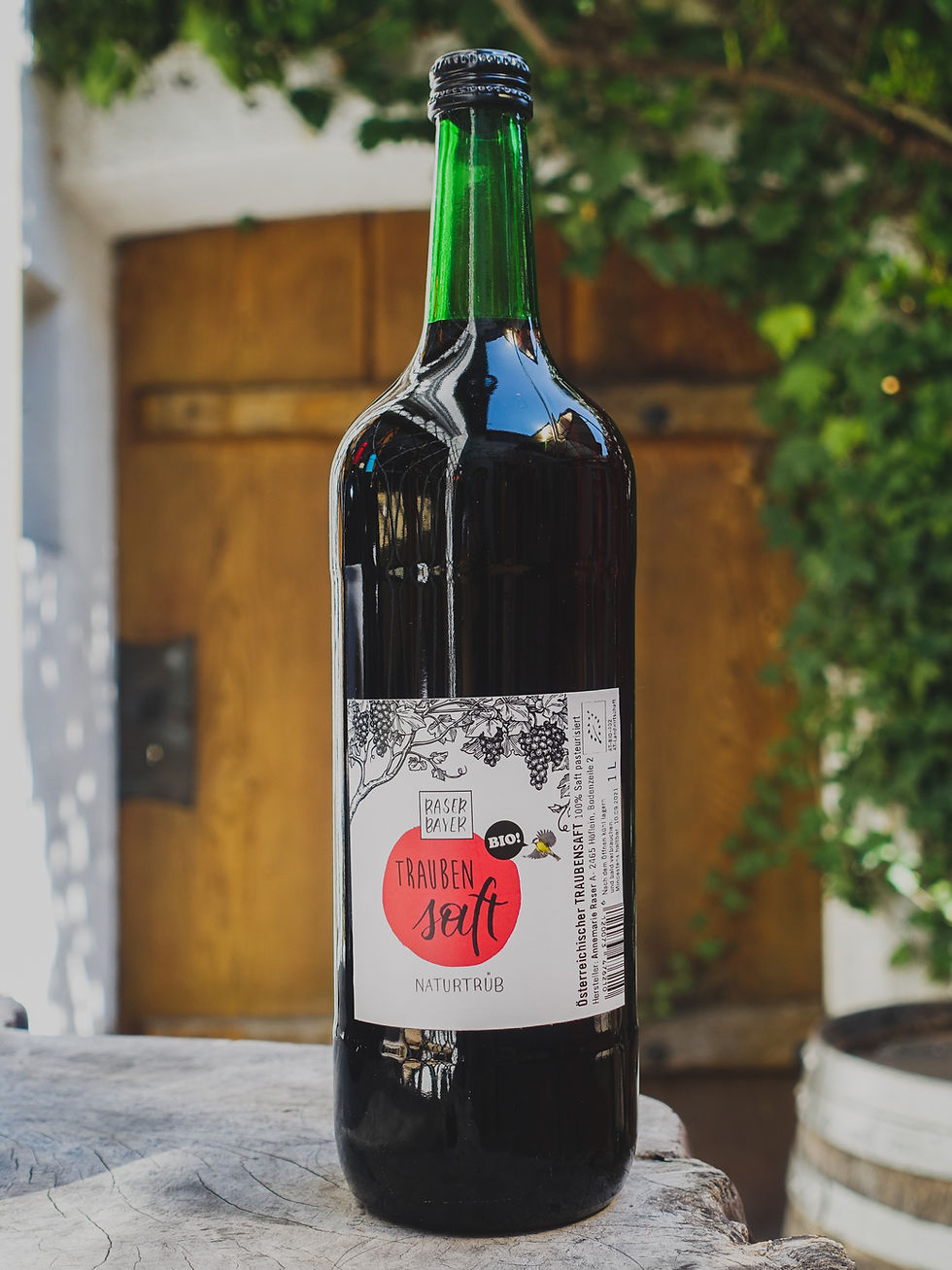 Flasche roter Traubensaft