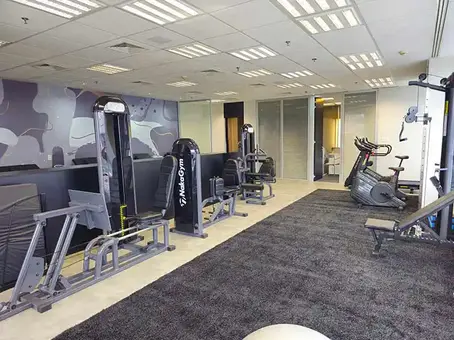 Sala com equipamentos de ponta para fortalecimento muscular e tratamento de reabilitação física.