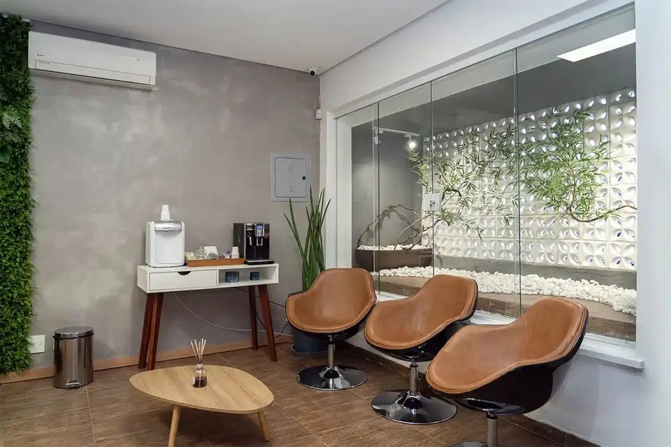 Recepção da FM Campo Belo, com poltronas confortáveis e estrutura com máquina de café expresso para os pacientes.