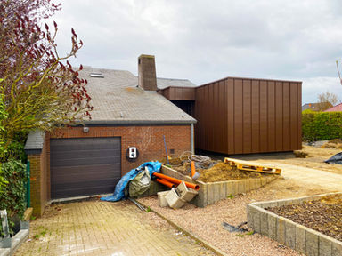 Sint-Truiden bijbouw open bebouwing bouwaanvraag architect architectuur modern fris hedendaags compact budget slaapkamer badkamer modernistisch zink rood pigmento red villa