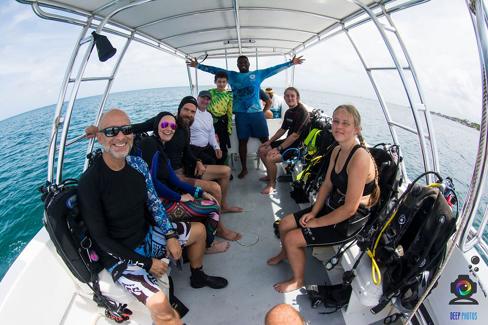 Scuba diving group aboard a dive boat in Roatán, Honduras
