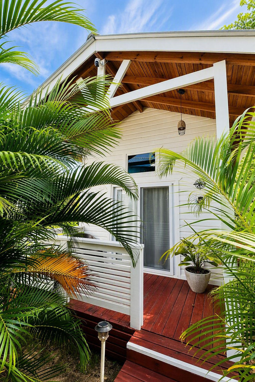 Anantasun accommodation surrounded by tropical gardens in West Bay, Roatán