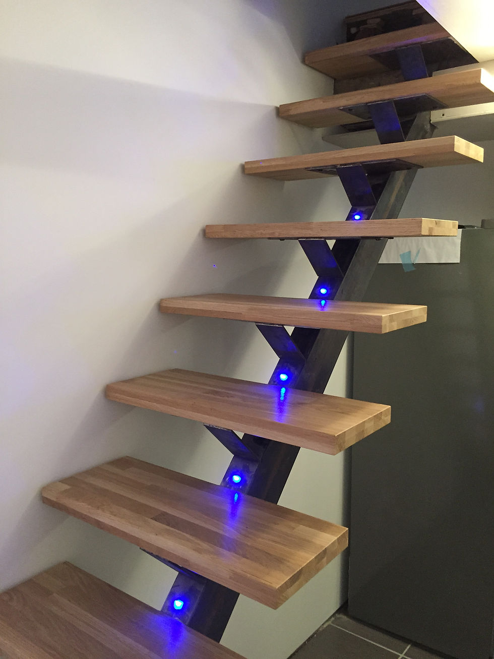 Miniature : Escalier en bois avec des lumières bleues, la boutique du métal.