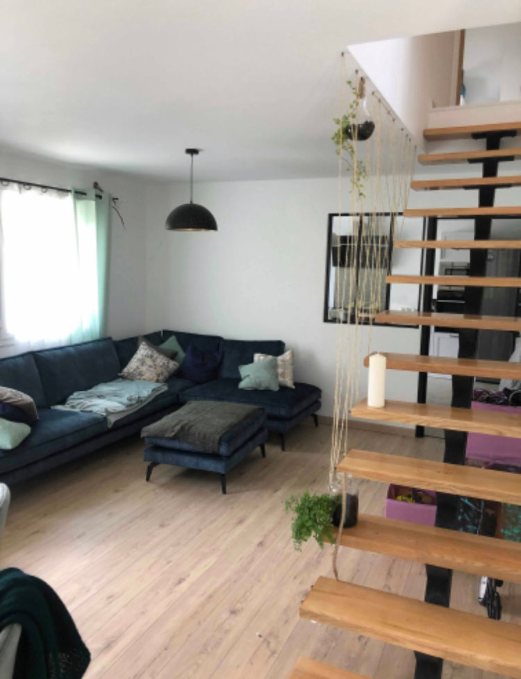 Miniature : Salon moderne avec canapé bleu, escalier en bois, décoration intérieure, Métal brut.