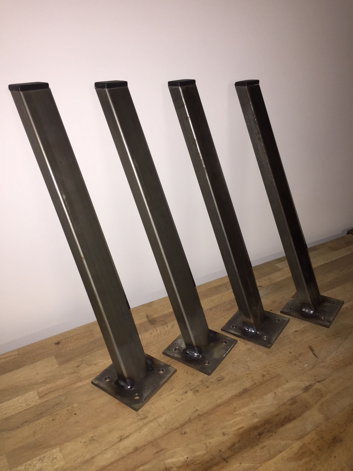 Quatre pieds métalliques pour meubles, robustes et de qualité, la boutique du métal.