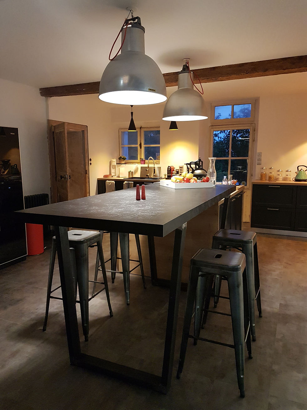 Miniatura: Cuisine moderne avec îlot central, deux lampes, tabourets et la boutique du métal.