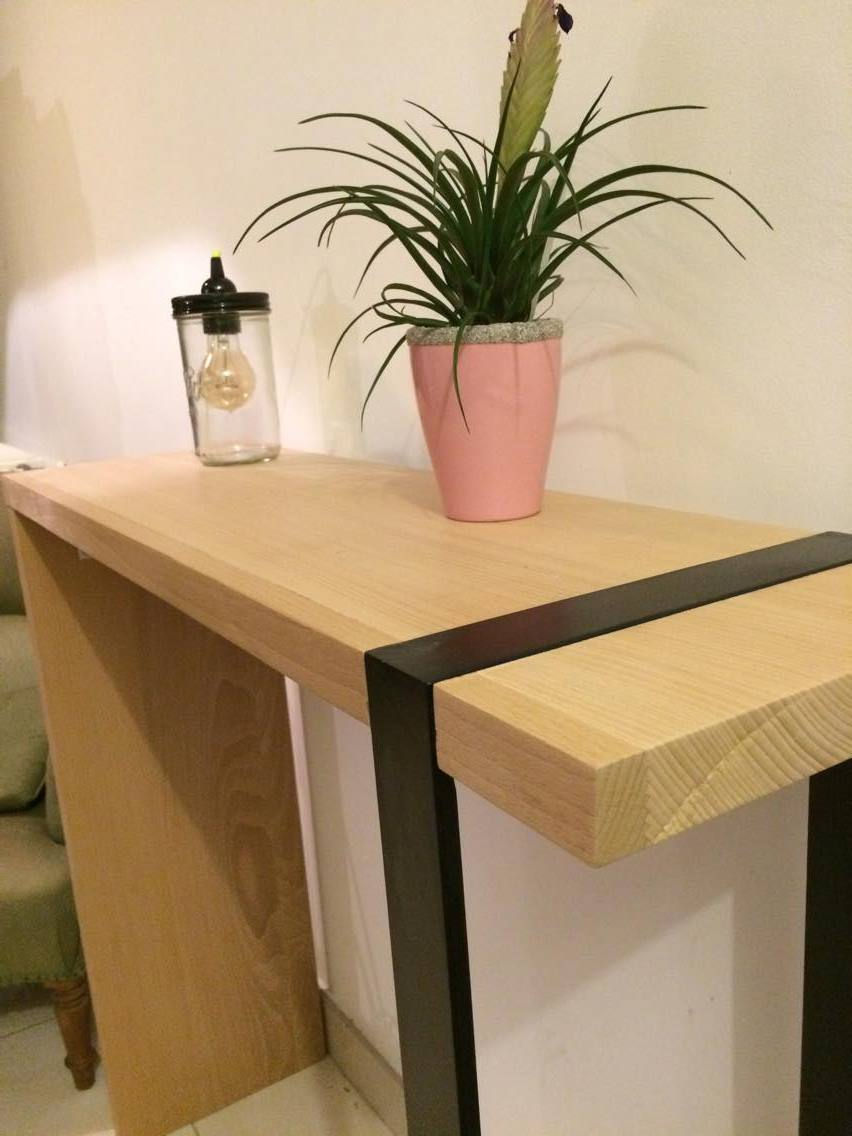 Miniatura: Console en bois clair avec plante en pot rose, lampe, la boutique du métal.