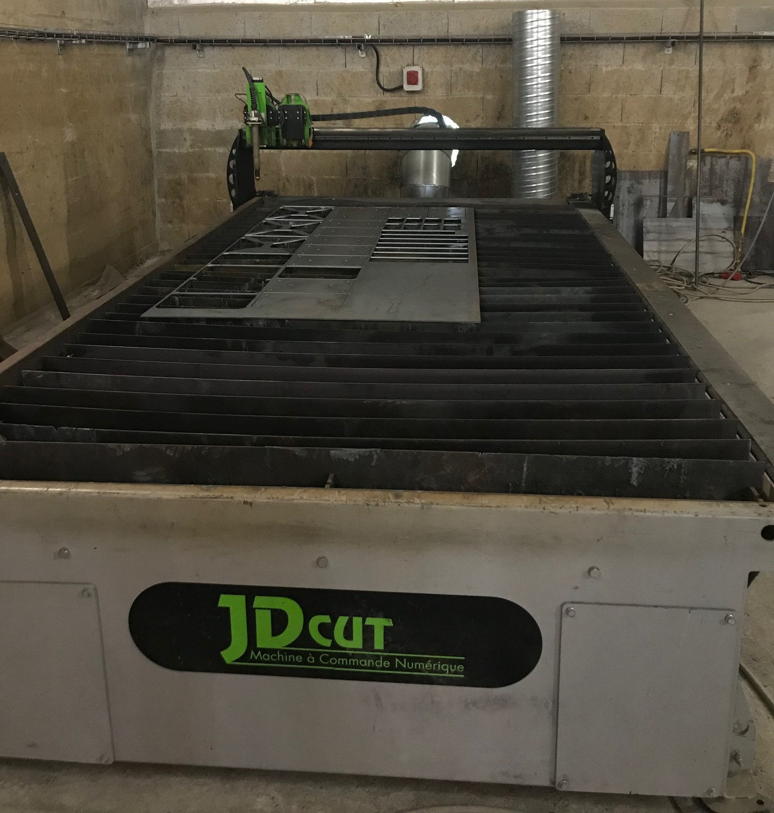 Machine de découpe de métal JD CUT, avec surface de travail, Métal brut, atelier.