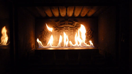 Flammes dans un foyer. BRULEUR BIO ETHANOL. Lumière chaleureuse, ambiance cosy, Métal brut
