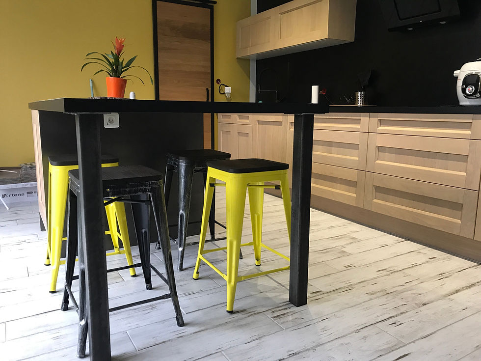 Miniatura: Bar avec tabourets jaunes, cuisine aménagée. BOUCHON PLASTIQUE DE TUBE CARRE 40X40, la boutique du métal.