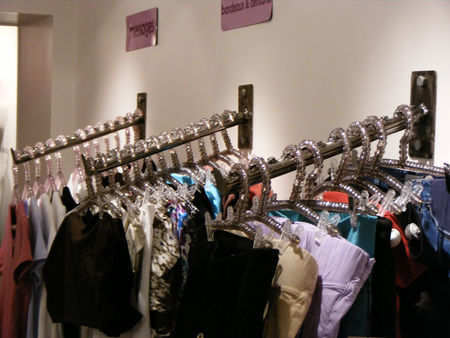 Vêtements accrochés à des cintres, affichage dans un magasin la boutique du métal.