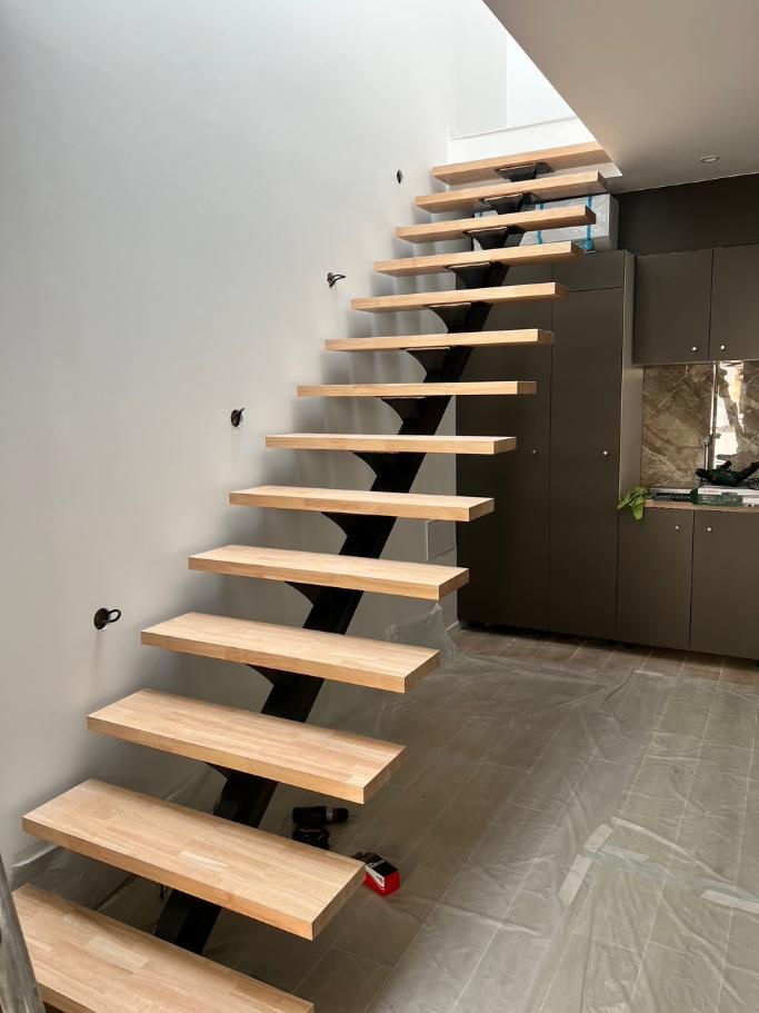 Miniature : Escalier en bois et métal, beau design moderne, métaux bruts et intérieurs élégants.