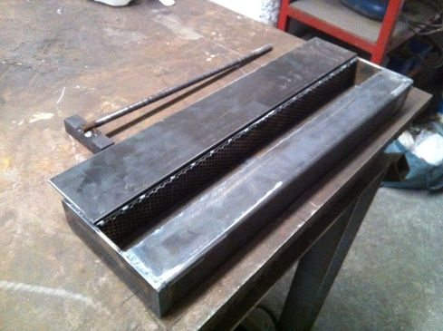 Construction de brûleur à bioéthanol. Métal brut posé sur un établi