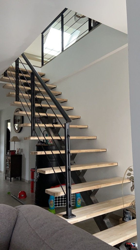 Miniature : Escalier quart tournant en bois clair, rambarde noire, et métal brut COMMANDEZ VOTRE LIMON