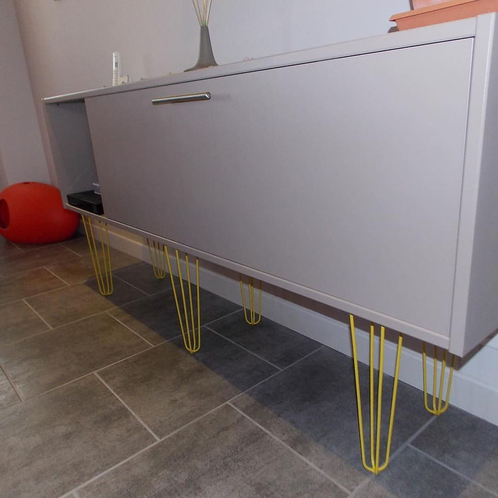 Miniature : Meuble gris élégant avec pieds jaunes, intérieur design, la boutique du métal.